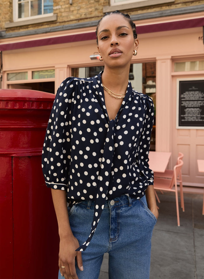 Amalie Printed Tie Neck Blouse - Navy Mini Polka Baukjen
