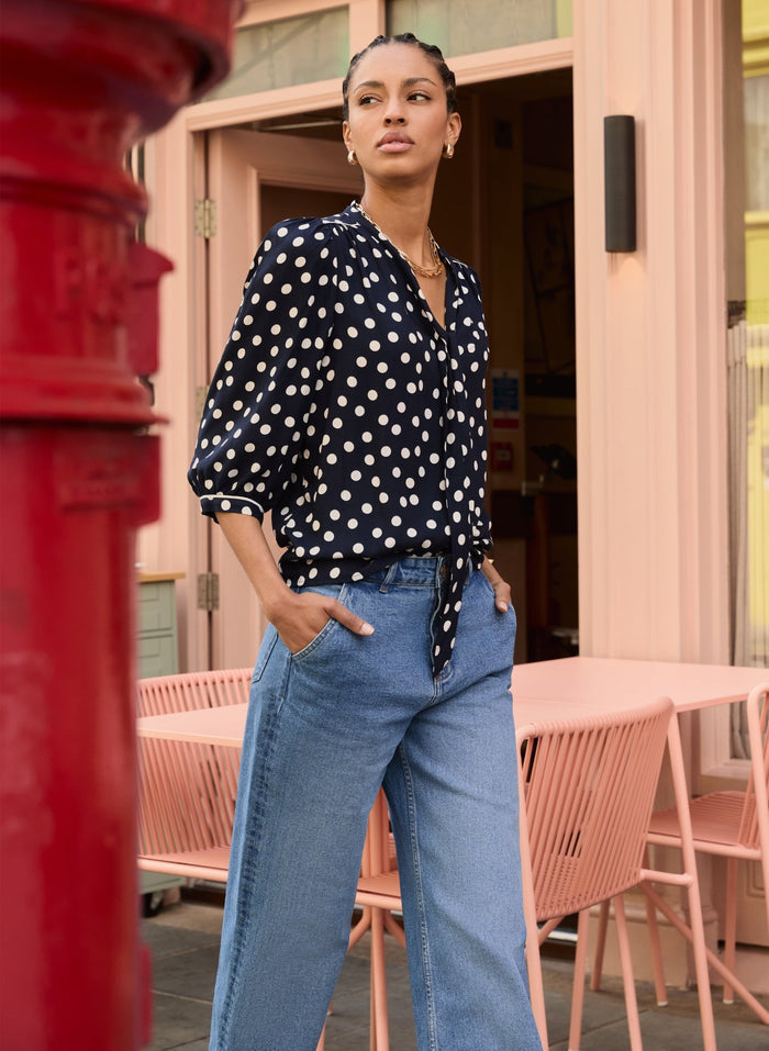 Amalie Printed Tie Neck Blouse - Navy Mini Polka Baukjen