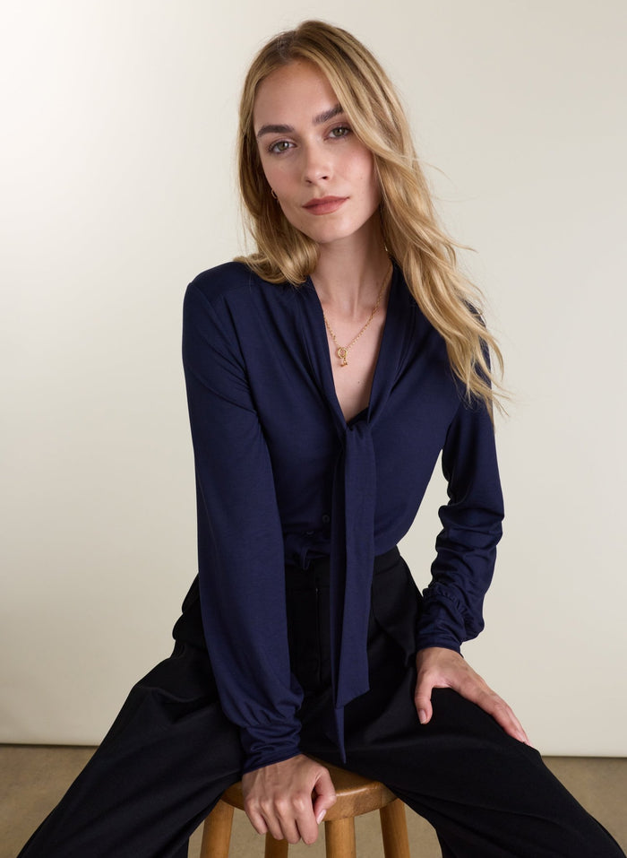 Carina Tie Neck Blouse - Navy Baukjen
