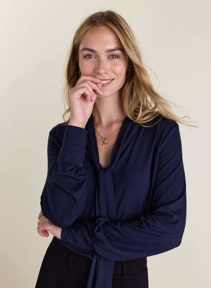 Carina Tie Neck Blouse - Navy Baukjen
