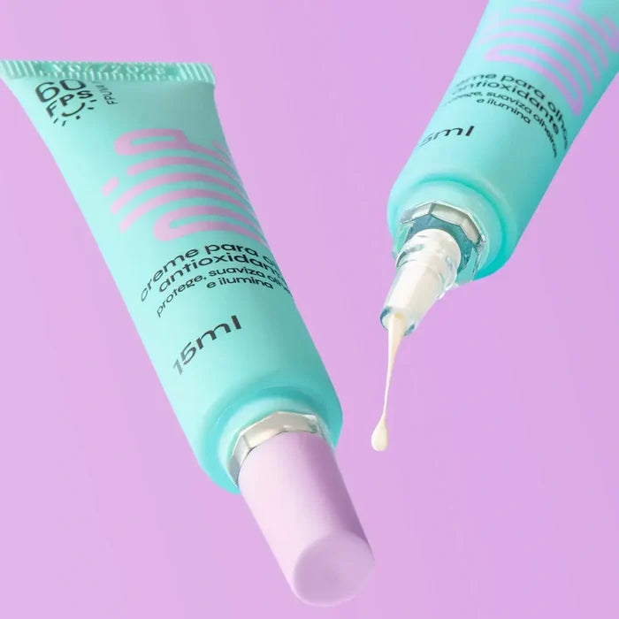 Embalagem do creme para olhos antioxidante da Ollie FPS 60 com 15ml, de tampa lilás e textura ultrafluida e leve.