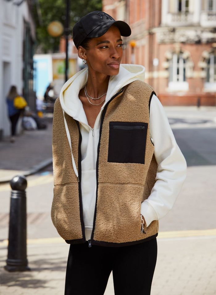 Elif Recycled Fleece Gilet - Tan Baukjen