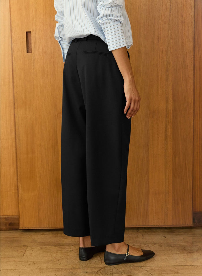 Evora Wool Blend Barrel Leg Trousers - Caviar Black Baukjen