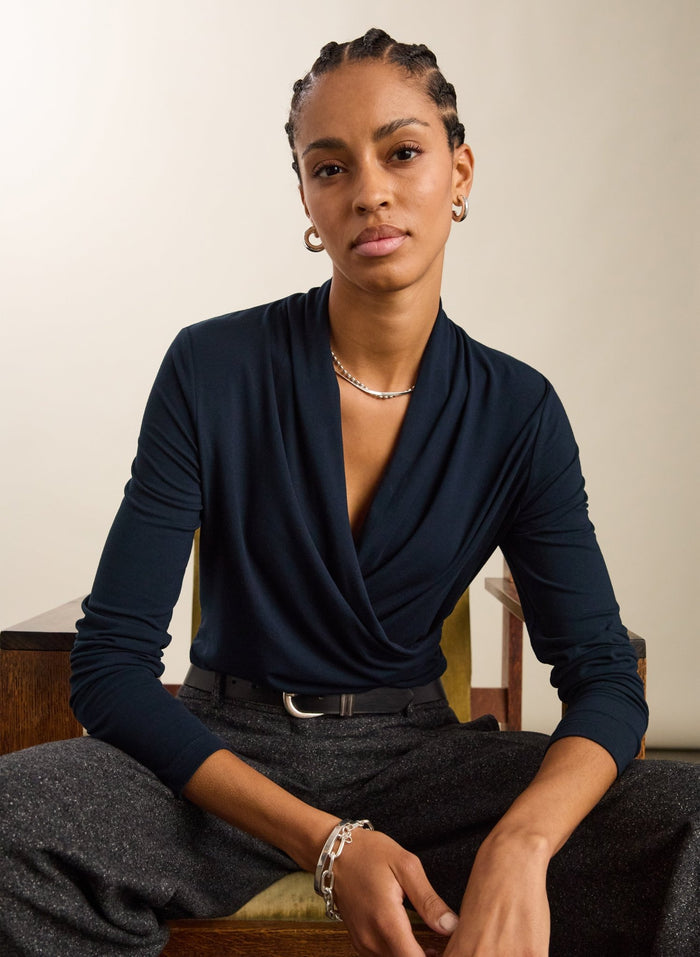 Gylda Wrap Top - Classic Navy Baukjen