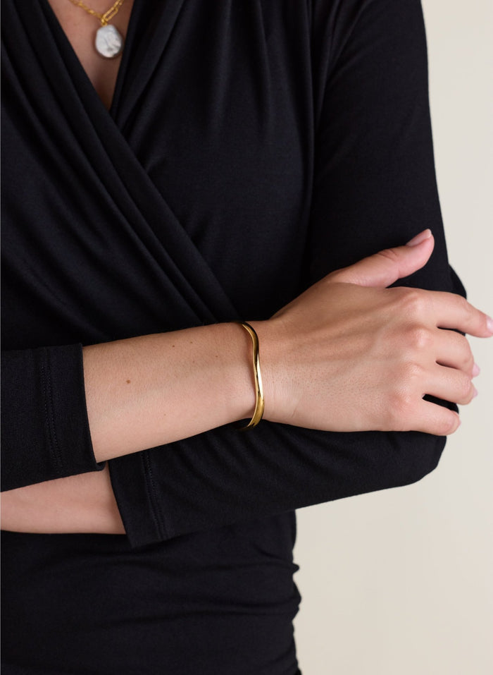 Inez Wave Open Cuff - Gold Baukjen