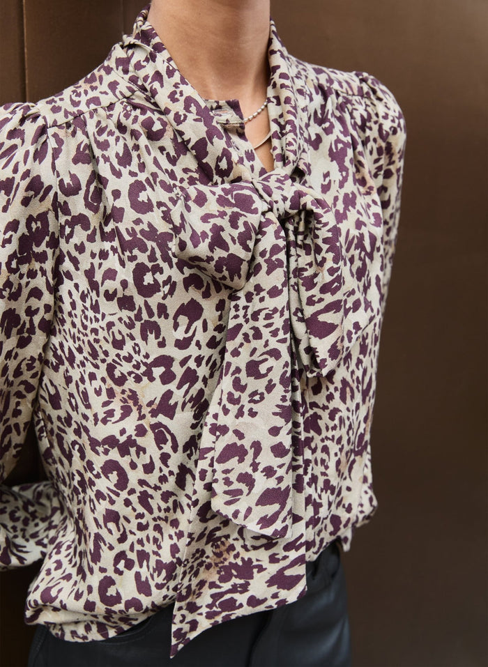 Ischia Printed Bow Neck Blouse - Plum Leopard Baukjen