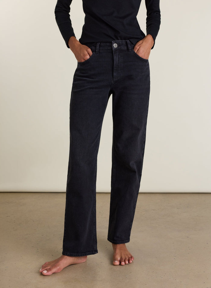 Kim Straight Leg Mid Rise Jeans - Washed Black Baukjen