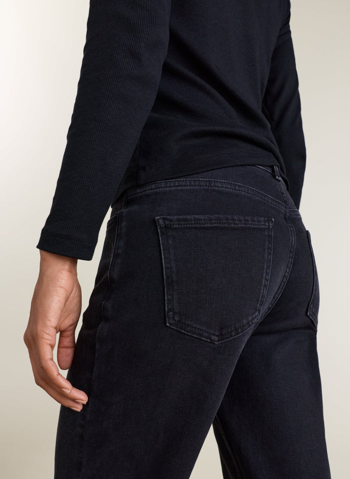 Kim Straight Leg Mid Rise Jeans - Washed Black Baukjen