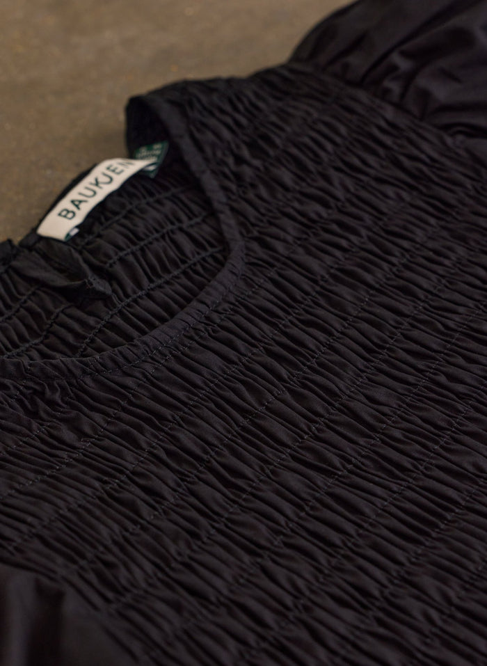 Lillie Organic Smocked Top - Caviar Black Baukjen