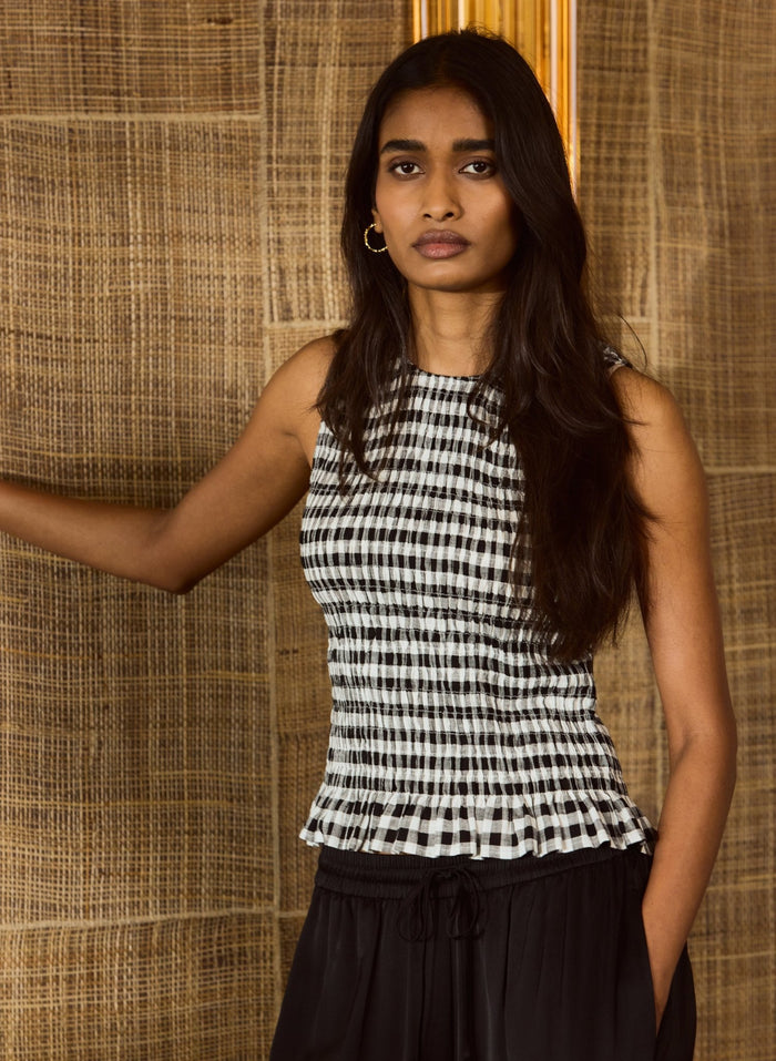 Maggie Linen Gingham Sleeveless Smocked Top - Black & White Gingham Baukjen