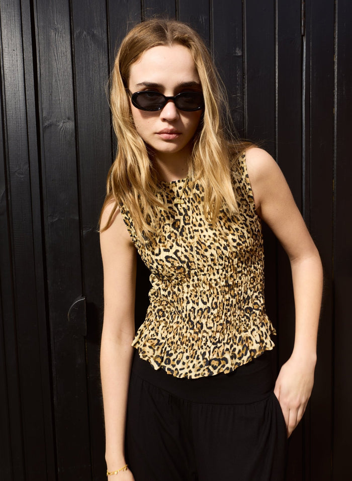 Maggie Printed Sleeveless Smocked Top - Sandstone Leopard Baukjen