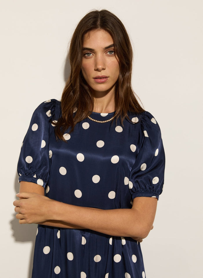 Manon Satin Dress - Navy Big Polka Baukjen