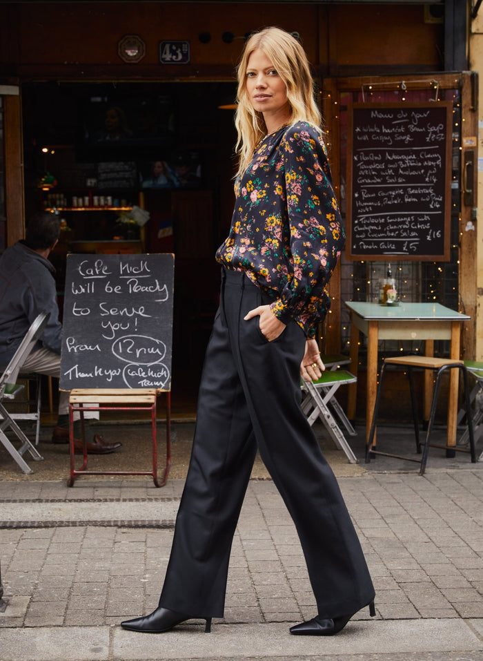 Meadow Satin Printed Blouse - Black Vintage Floral Baukjen