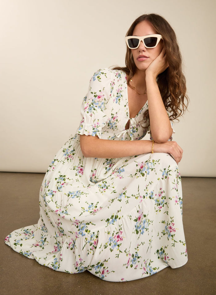 Melania Smock Midi Dress - White Bouquet Baukjen