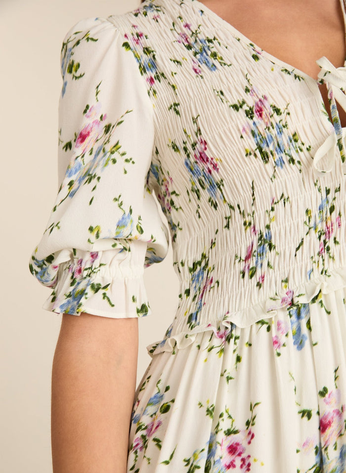 Melania Smock Midi Dress - White Bouquet Baukjen
