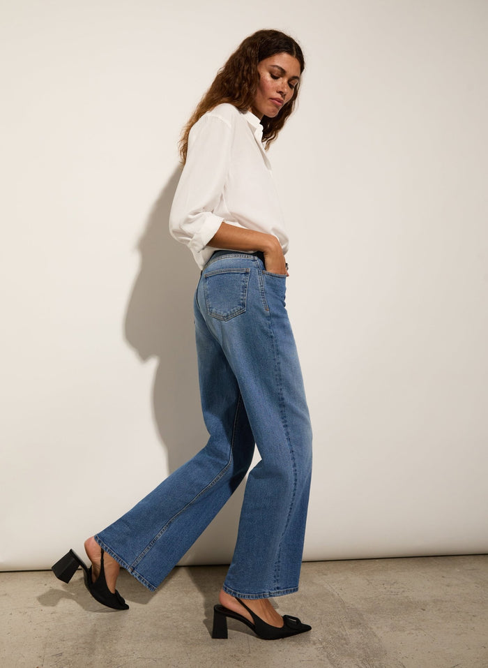 Organic Stretch Cotton Wide Leg Slouch Jeans - Mid Indigo Baukjen