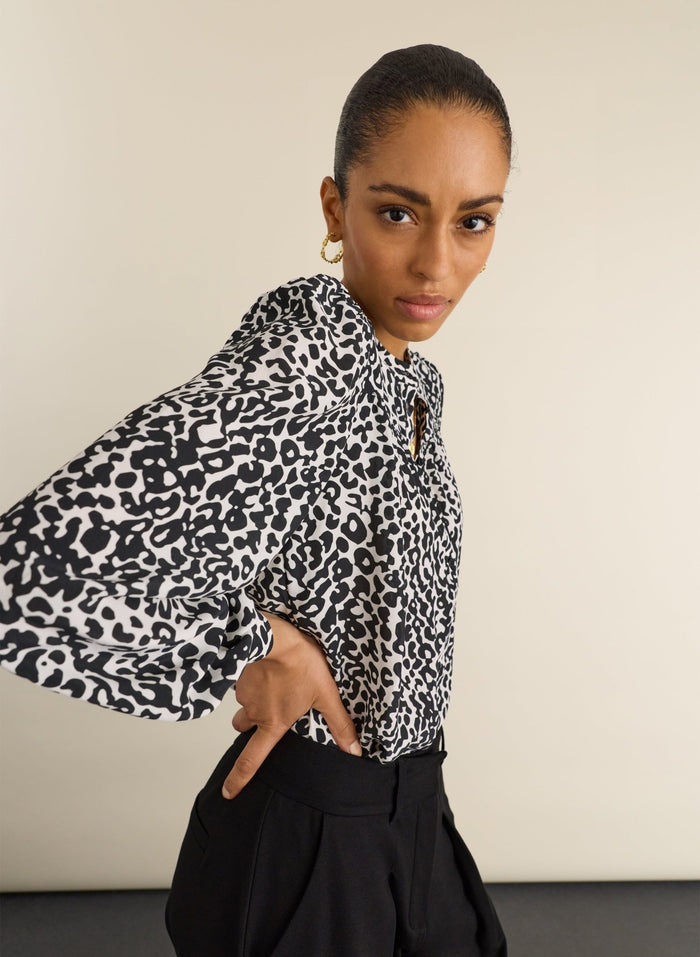 Sam Button Down Blouse - Black & White Leopard Baukjen