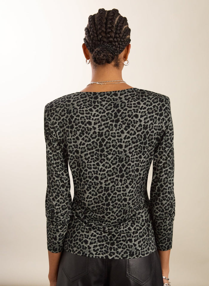 Shae Printed Jersey Crew Neck Top - Steel Leopard Baukjen