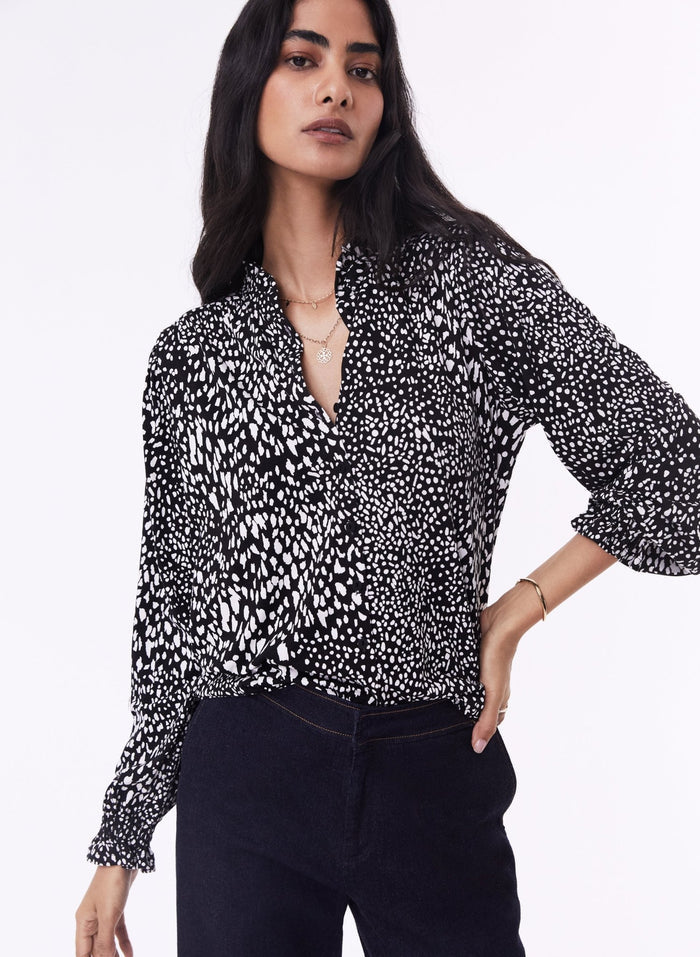 Shirley Blouse with LENZING™ ECOVERO™ - Black Texture Spot Baukjen