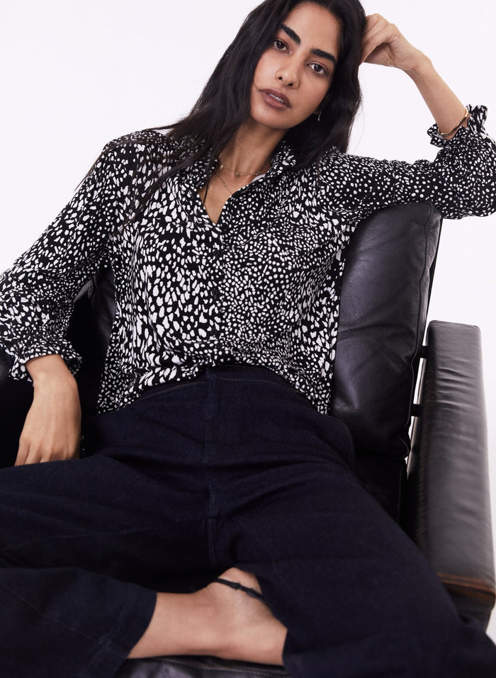 Shirley Blouse with LENZING™ ECOVERO™ - Black Texture Spot Baukjen