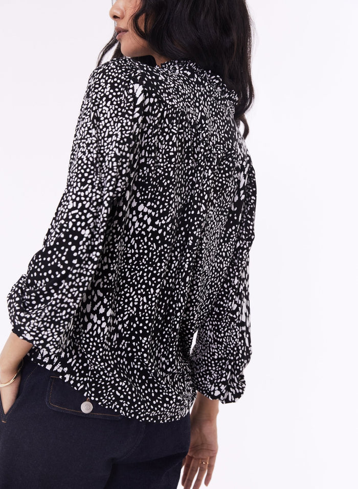 Shirley Blouse with LENZING™ ECOVERO™ - Black Texture Spot Baukjen