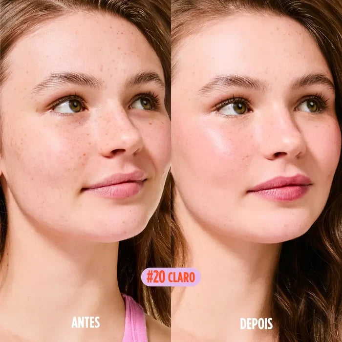 Comparação entre o antes e depois da aplicação do Protetor Solar em Bastão com cor da Ollie tonalidade #20 em uma modelo de pele clara.
