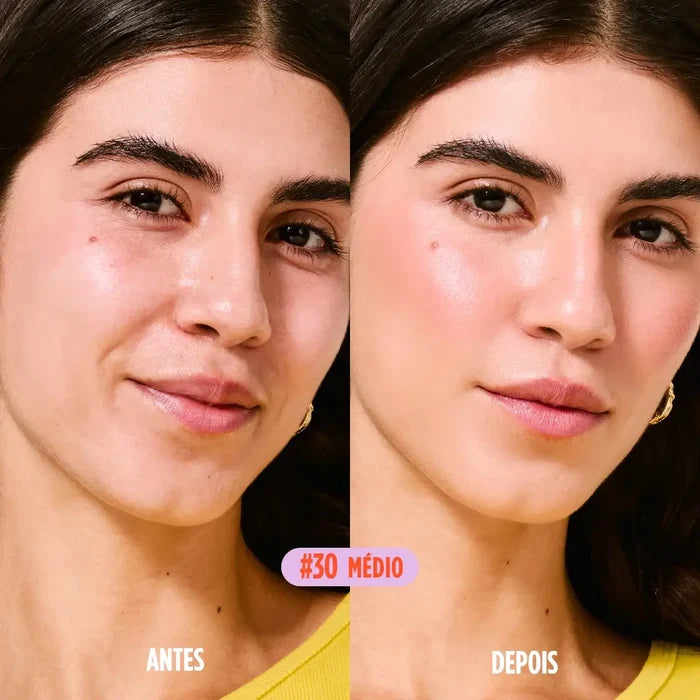 Comparação entre o antes e depois da aplicação do Protetor Solar em Bastão com cor da Ollie tonalidade #30 em uma modelo de pele média.