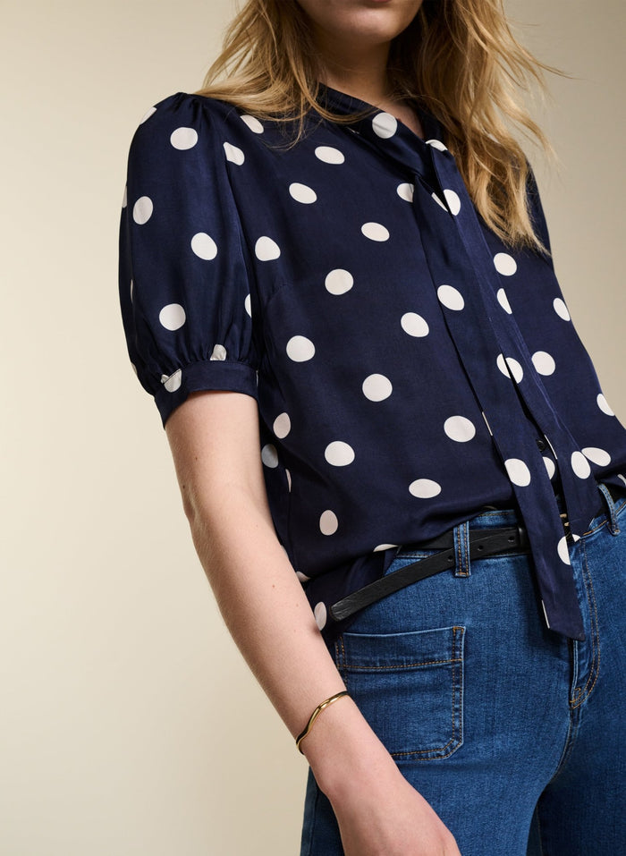 Violette Satin Blouse - Navy Big Polka Baukjen